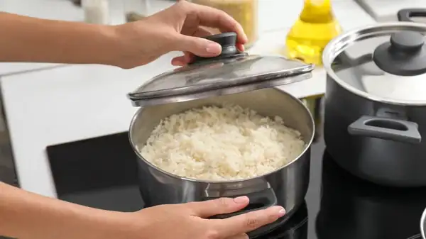 Por qué la tapa de tu olla es tan vital para hacer arroz perfectamente cocido