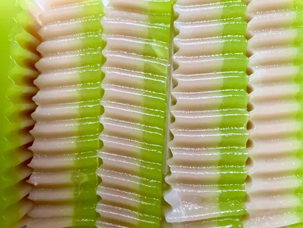 On Pastry-Making and the Punk Rock Appeal of Pop-ups
