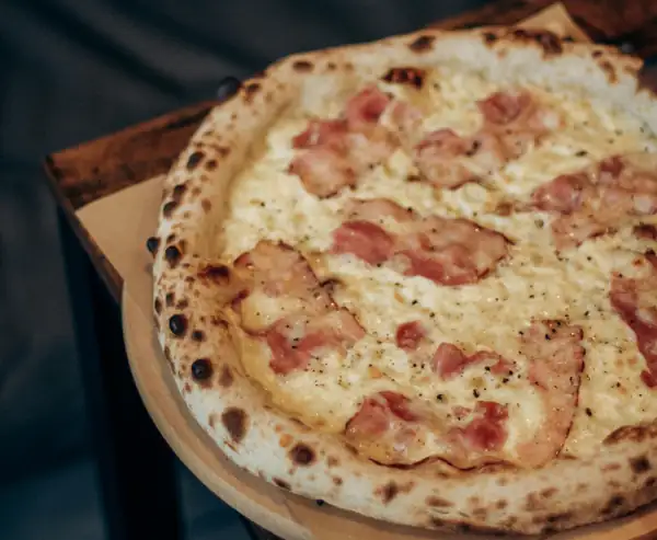 Baking stone: the key tool for homemade bread and pizza