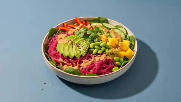 Ensalada vegana de fideos de cristal con remolacha, mango y aderezo de cacahuete