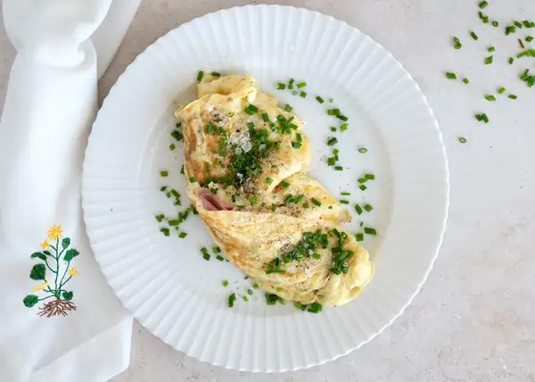 Omelet with ham and cheese