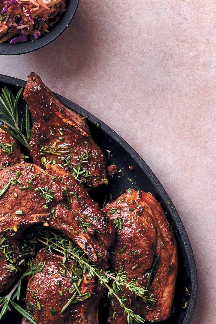 Chuletas de cordero con ensalada de col a la menta