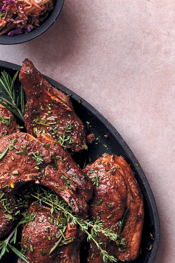 Chuletas de cordero con ensalada de col a la menta