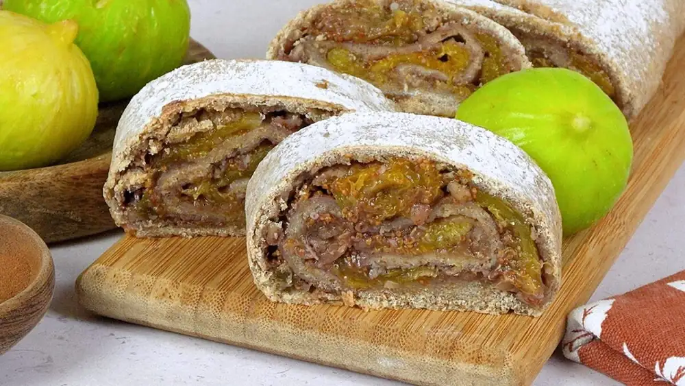 Fig Strudel: A Summer Recipe with Fresh Figs, Biscuits, and Dried Fruit
