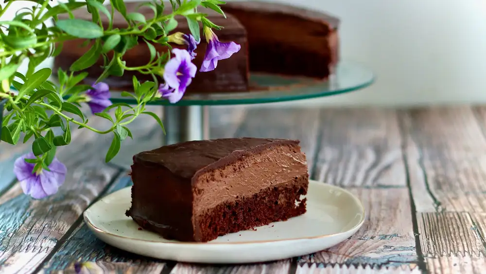 Authentic Parisian cake with slicing icing