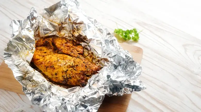 La jugosa razón para recalentar la carne en papel de aluminio