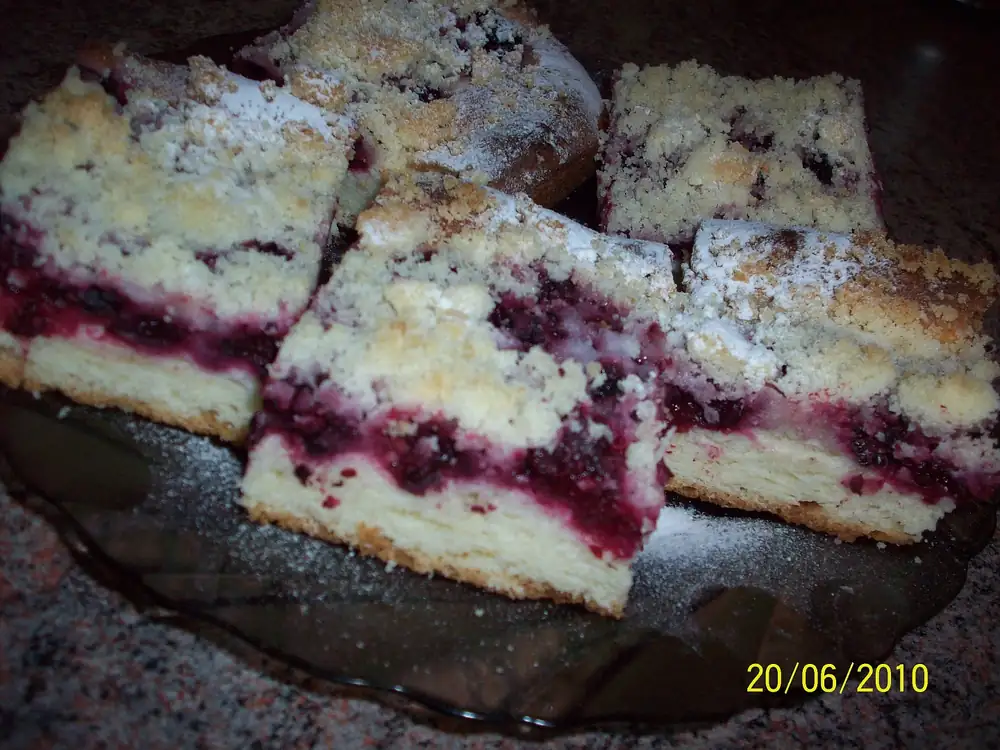 Yeasted fruit cake with cottage cheese