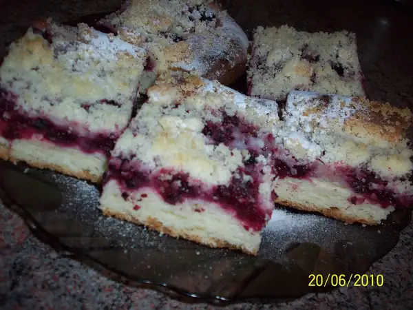 Yeasted fruit cake with cottage cheese