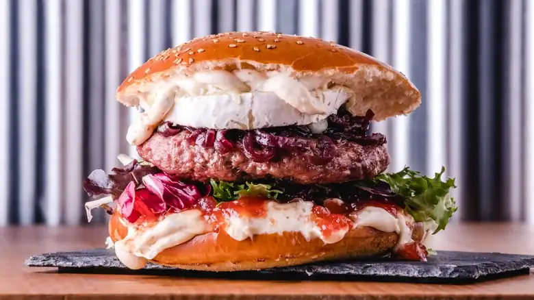 Cubre tu próxima hamburguesa con este lujoso y cremoso queso para llevarla al siguiente nivel