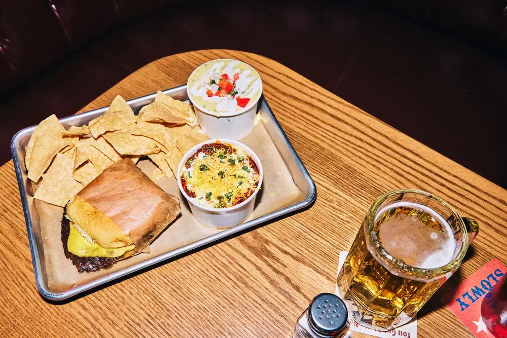 Un bar de hotel retro de Dallas renace con hamburguesas estilo smash en su menú