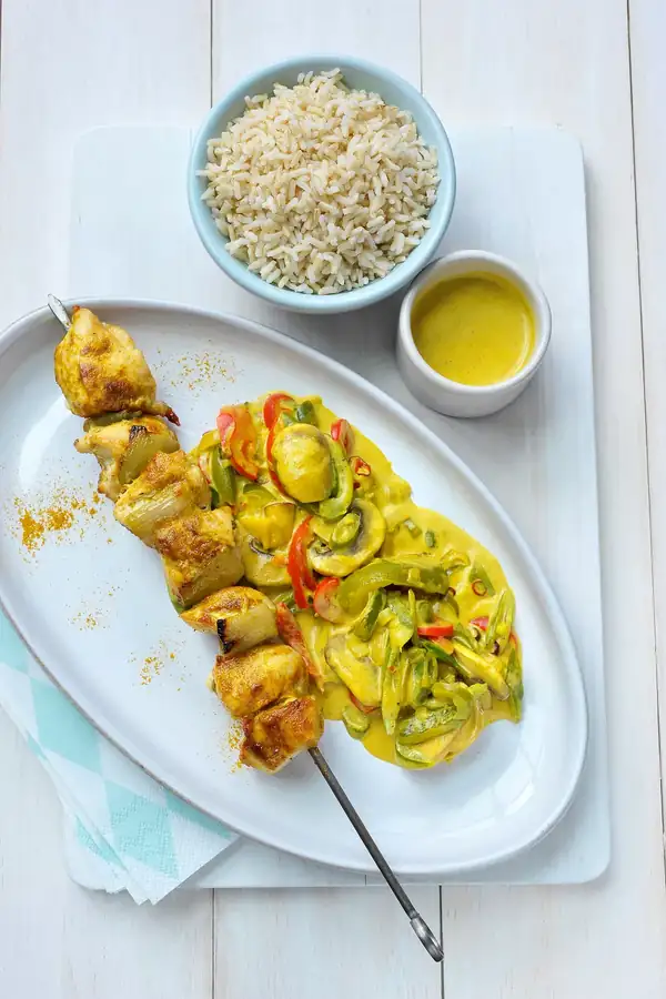 Brochetas de pavo con arroz y curry suave