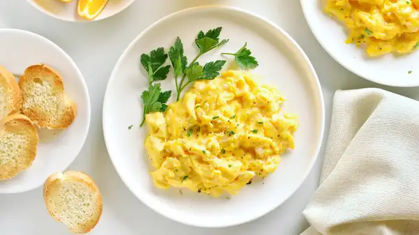 High Heat Vs Low Heat: What's Really The Best Way To Cook Scrambled Eggs?