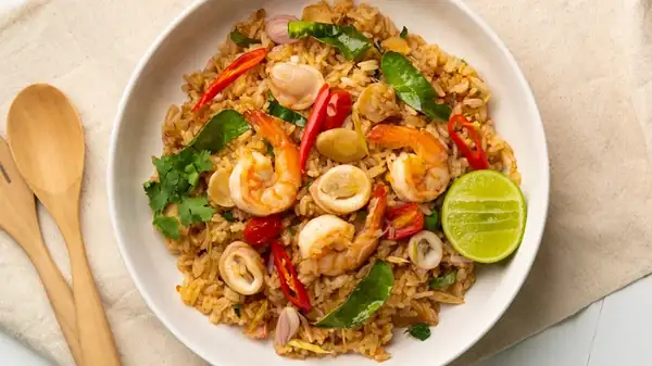 Formas sencillas de darle un toque especial a tu arroz frito casero