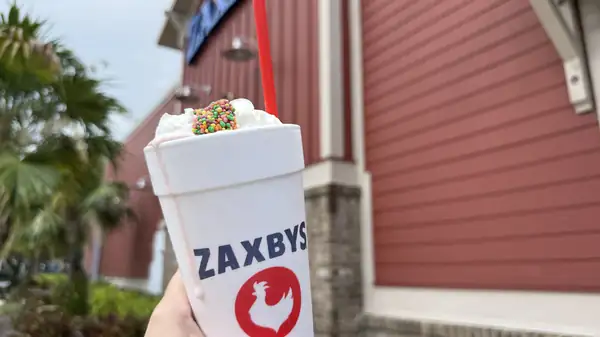 Reseña: Zaxby's añadió NERDS a su batido de fresa