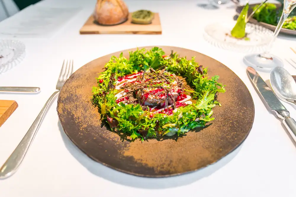 En Narisawa, el bosque llega a la mesa todavía respirando