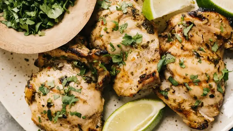 Tu cóctel favorito también podría ser el adobo secreto para un pollo jugoso