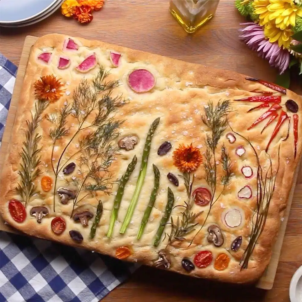 Cómo hacer focaccia con motivos de jardín