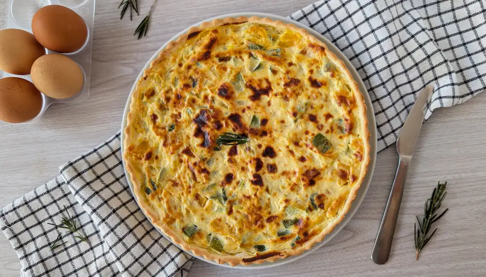 Dos colores, dos dulzuras dentro de una base crujiente: la tarta salada que huele a jardín