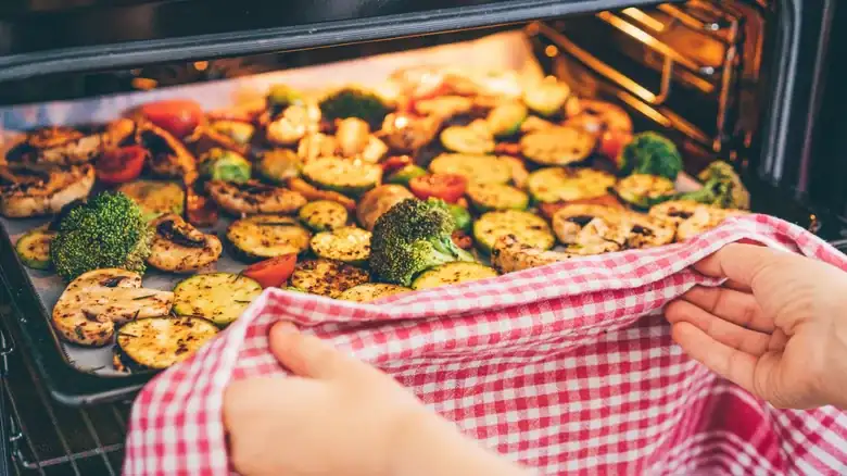 La miel y el vinagre realzan las verduras asadas con un toque dulce y ácido