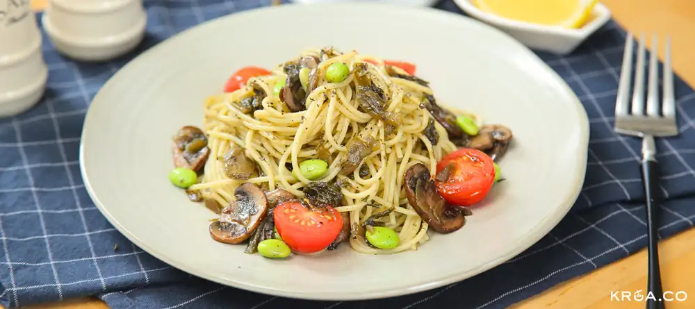 Spaghetti with Chinese Mustard Greens