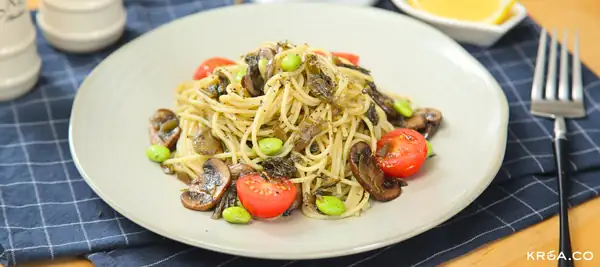 Spaghetti with Chinese Mustard Greens