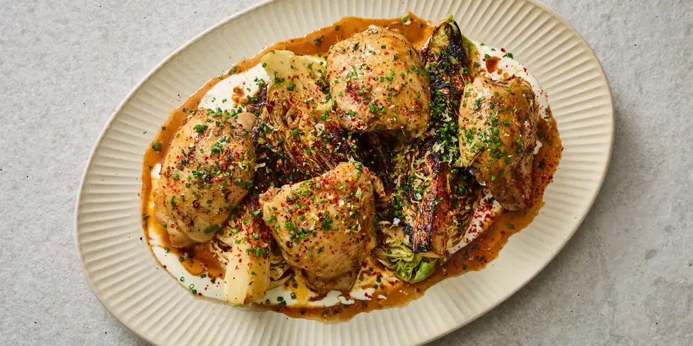 Receta de muslos de pollo al horno con heno, col hispi y aderezo de suero de leche