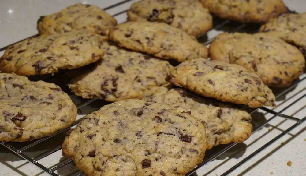 Light ricotta, banana, and dark chocolate biscuits: a guilt-free snack