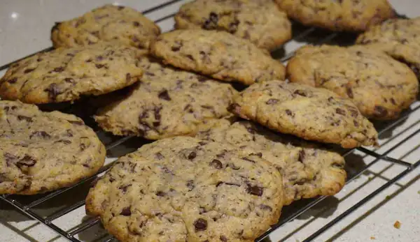 Light ricotta, banana, and dark chocolate biscuits: a guilt-free snack