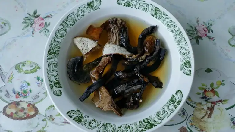 To give dried mushrooms more flavor, simply soaking them in water is not enough.
