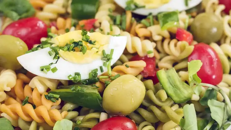 The color of the tricolor pasta does not change its flavor