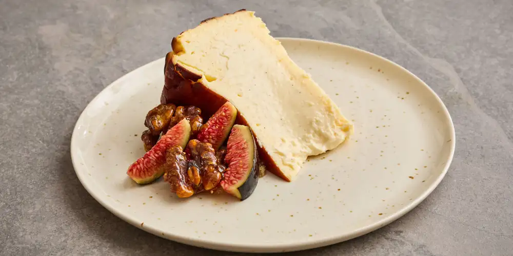 Receta de tarta de queso vasca con nueces confitadas e higos