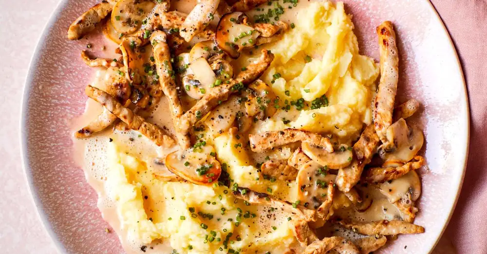 Creamy sliced ​​meat with mashed potatoes