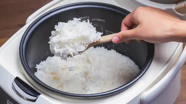 Un poco de aceite evita que el arroz se pegue a la olla