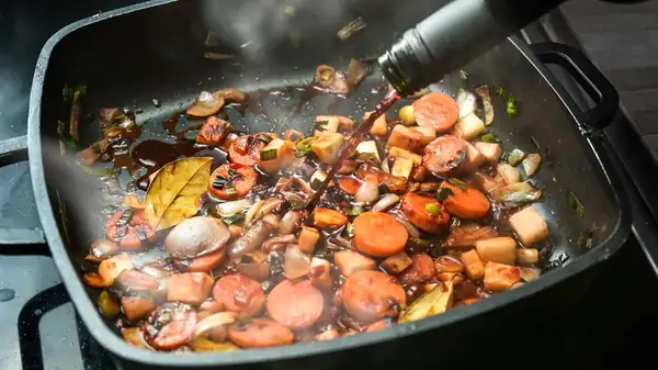What is deglazing and how to use up the leftovers from the pan