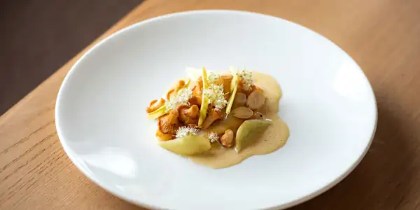 Receta de salsa beurre blanc con gallo de San Pedro, rebozuelos y ulmaria