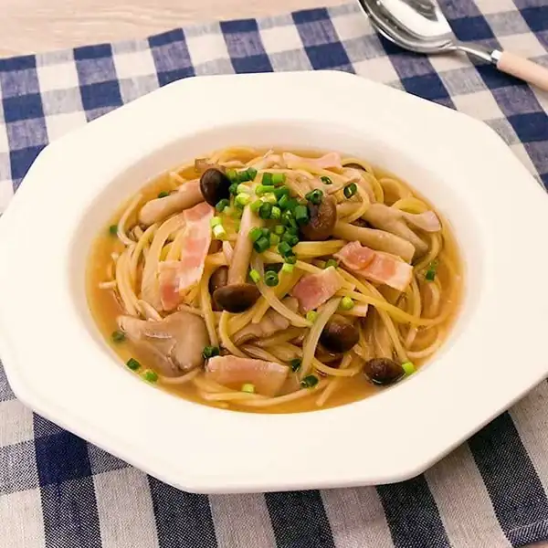 ¡Un almuerzo delicioso con un solo plato! Video con la receta e instrucciones para preparar pasta con sopa al estilo japonés, con tocino y champiñones