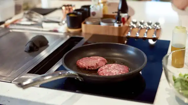 No hace falta mucho aceite para cocinar hamburguesas en la sartén