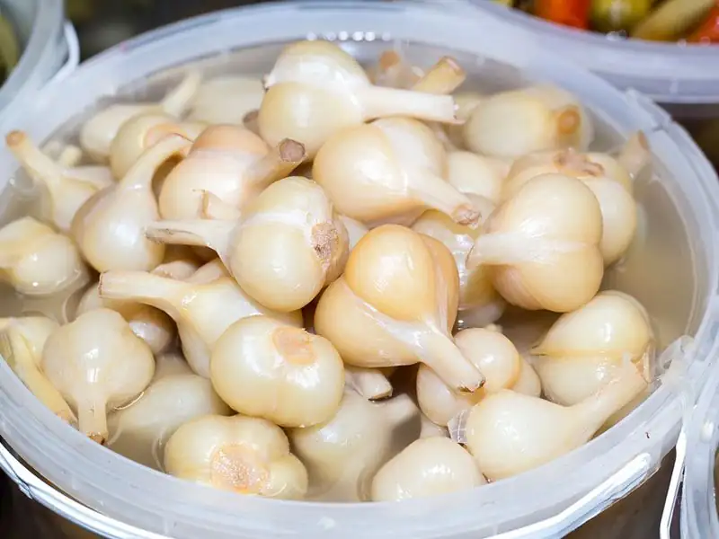 What type of vinegar is used for pickled garlic?