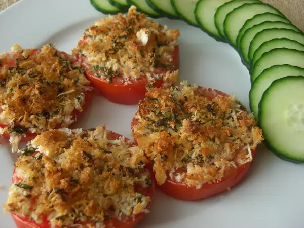 Baked tomatoes with crust
