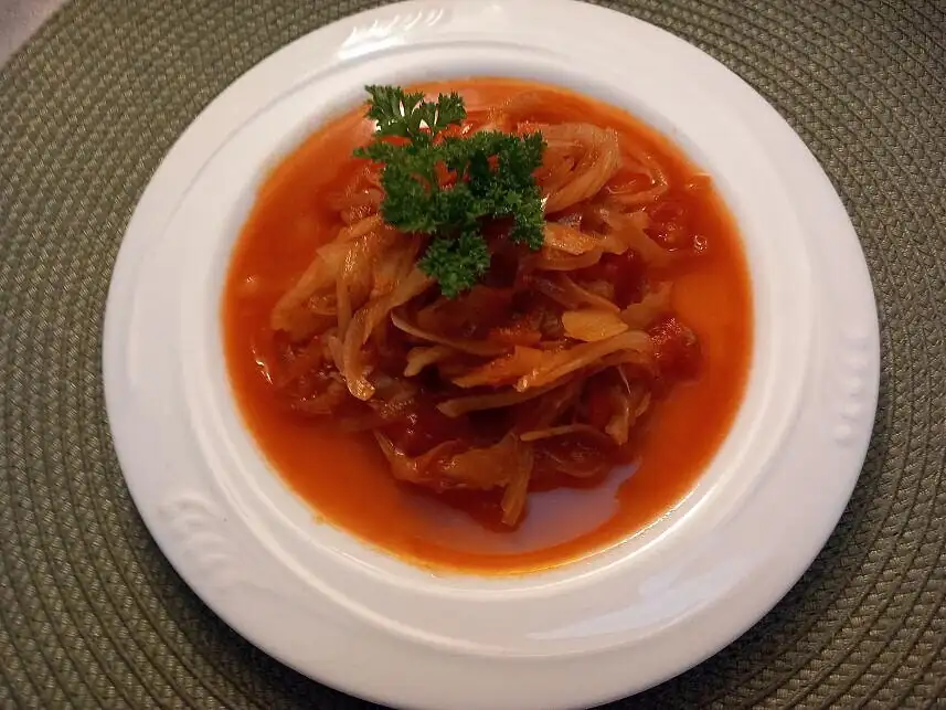 Fennel in wine with onions and tomatoes
