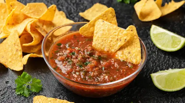 Para una salsa envasada más intensa, agregue un poco de salmuera