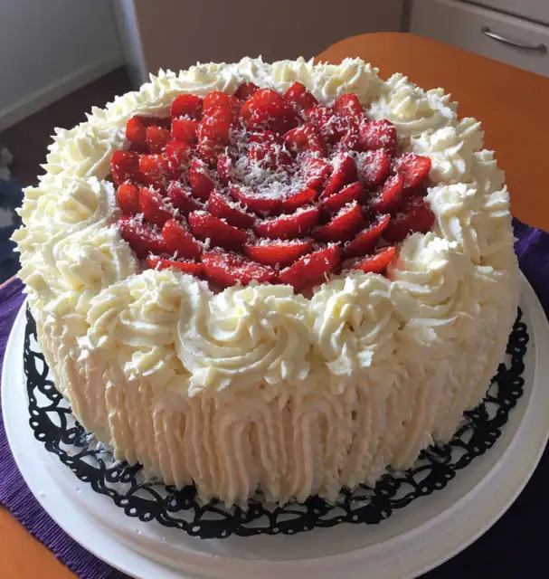 Filled cake with lime, white chocolate and strawberry filling