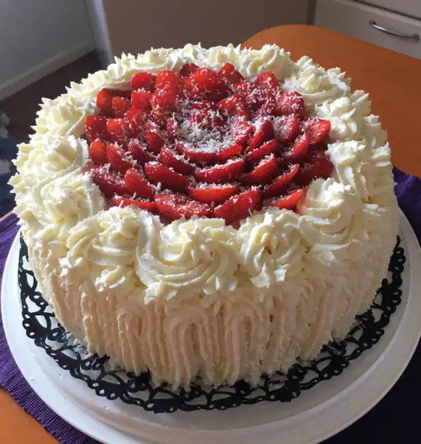 Filled cake with lime, white chocolate and strawberry filling