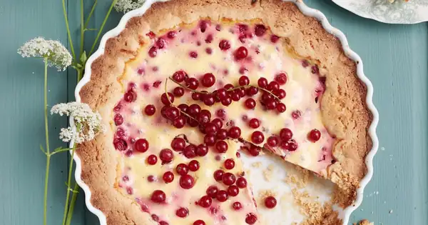 Tarta de vainilla y grosella roja