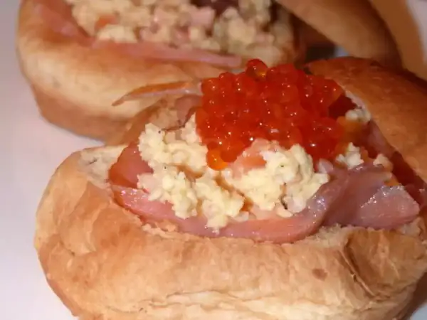 Recipe for brioche with scrambled eggs and smoked salmon