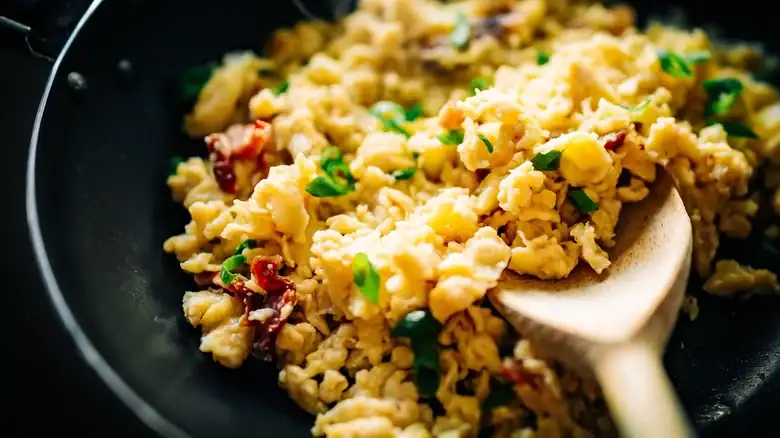 Why it's not a good idea to let cracked eggs rest before scrambling them