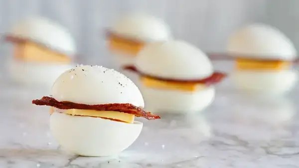 Convierte tus huevos rellenos en mini panecillos para sándwiches y obtén un aperitivo inolvidable