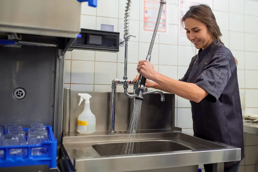 La higiene en los comedores no se trata solo de detergentes: se necesitan máquinas, asesoramiento y capacitación