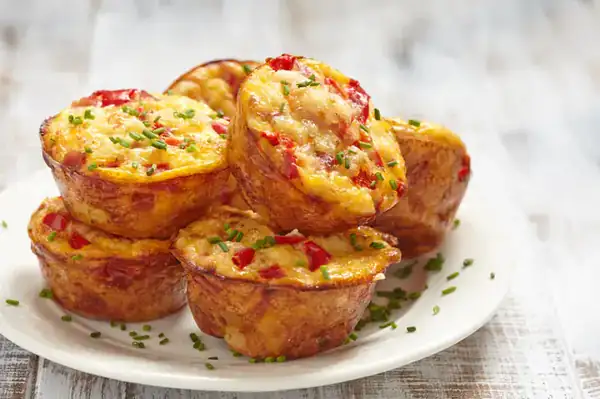 Mini red onion and Comté cheese muffins: the best recipe