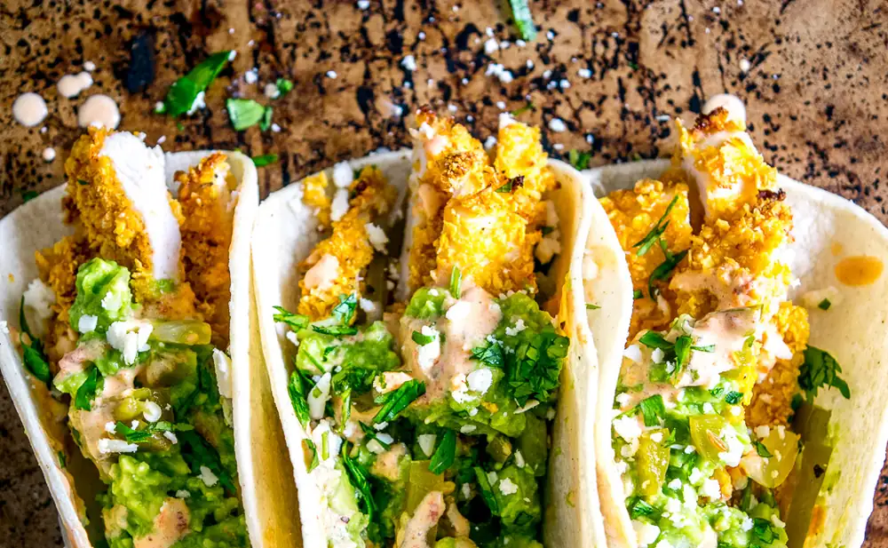 Crispy Chicken Tacos con Chipotle Crema y guacamole